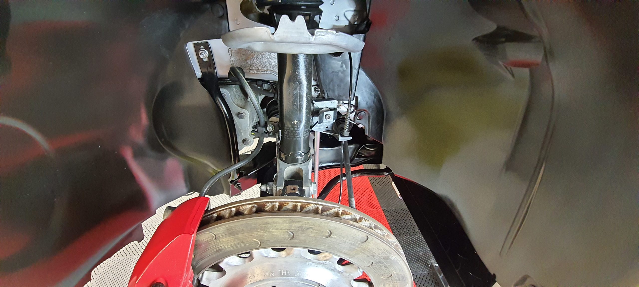 Application du traitement plastique Ceramic-guard Cartec dans les passage de roues sur Peugeot RCZ-R