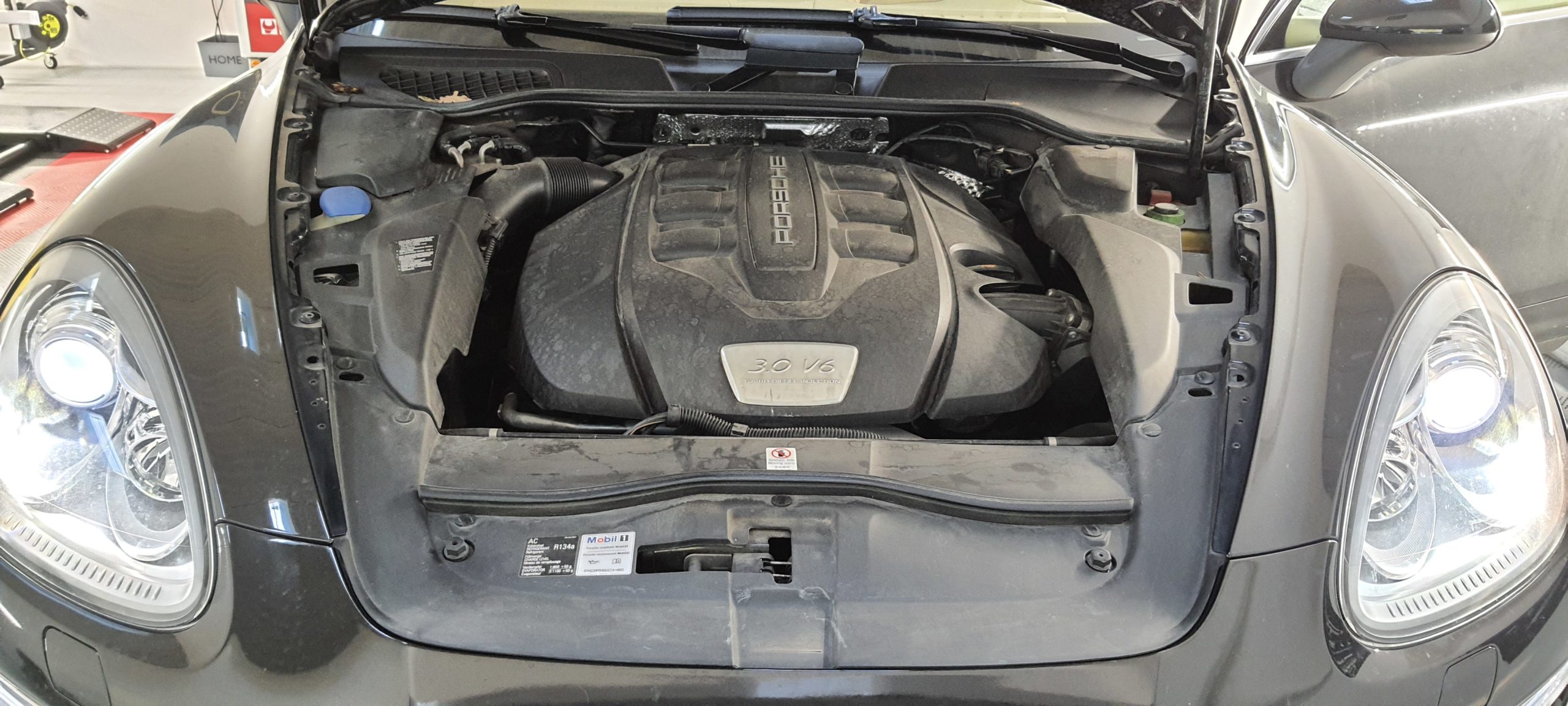 Nettoyage compartiment moteur Porsche Cayenne
