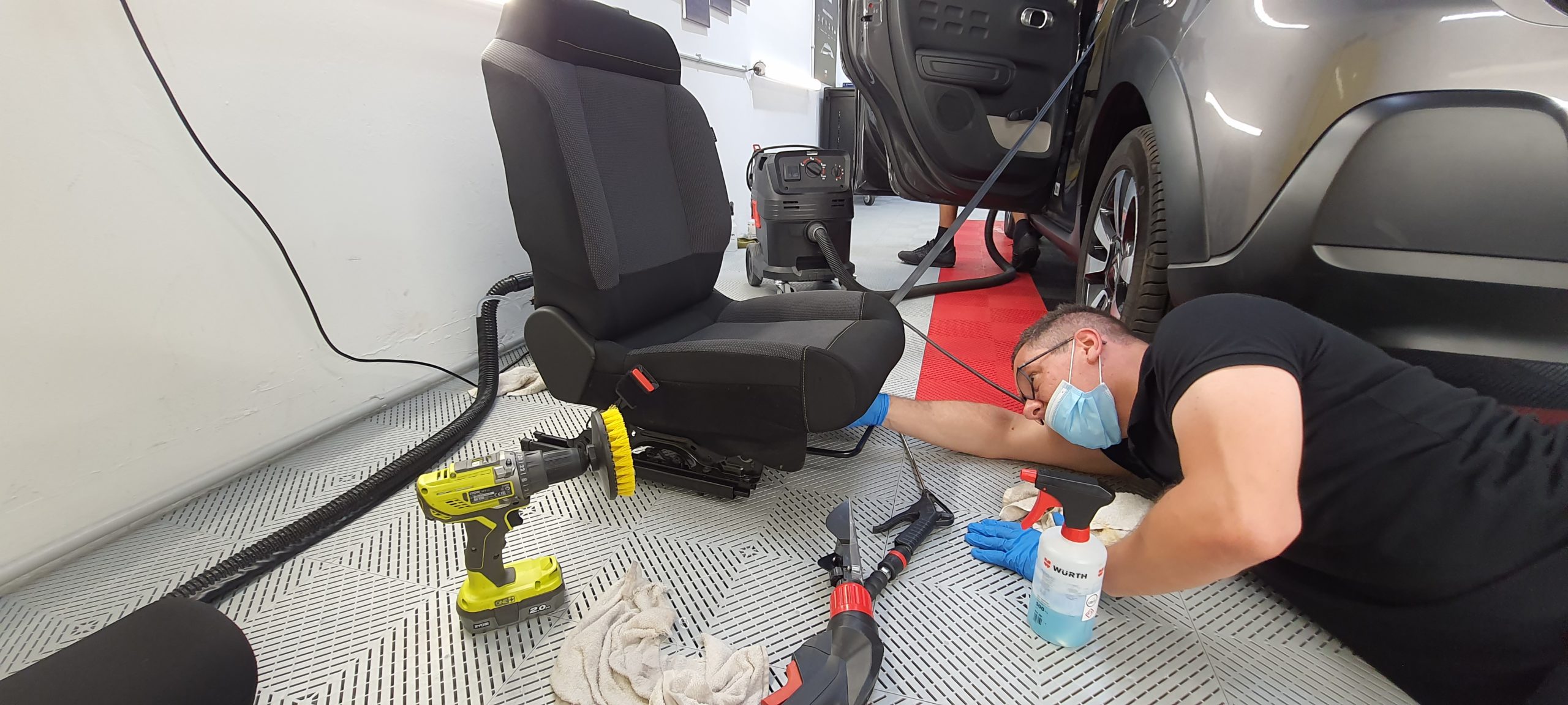 Nettoyage intérieur et extérieur avec formule Nettoyage des tissus/cuirs sur Citroën C3 avec dépose des sièges pour un nettoyage optimal