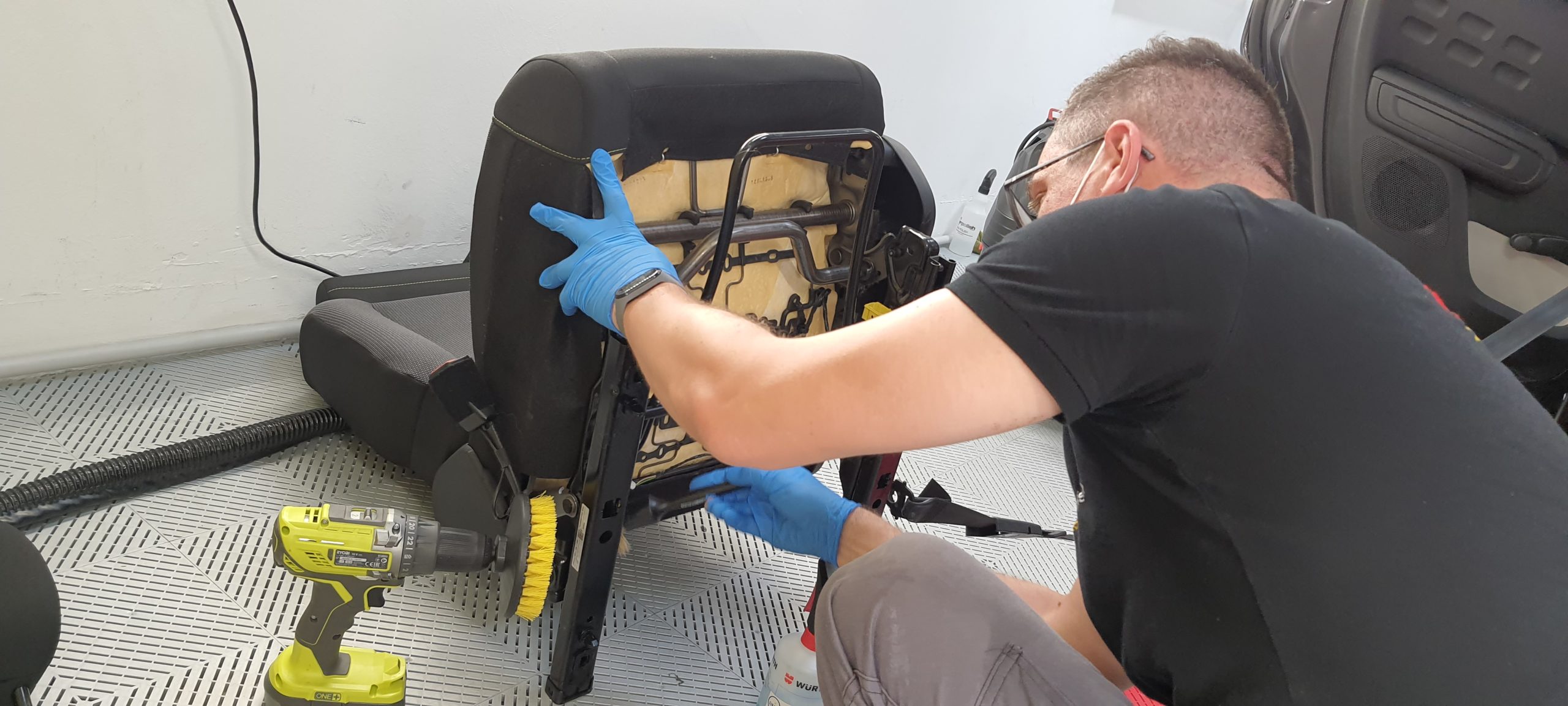 Nettoyage intérieur et extérieur avec formule Nettoyage des tissus/cuirs sur Citroën C3 avec dépose des sièges pour un nettoyage optimal