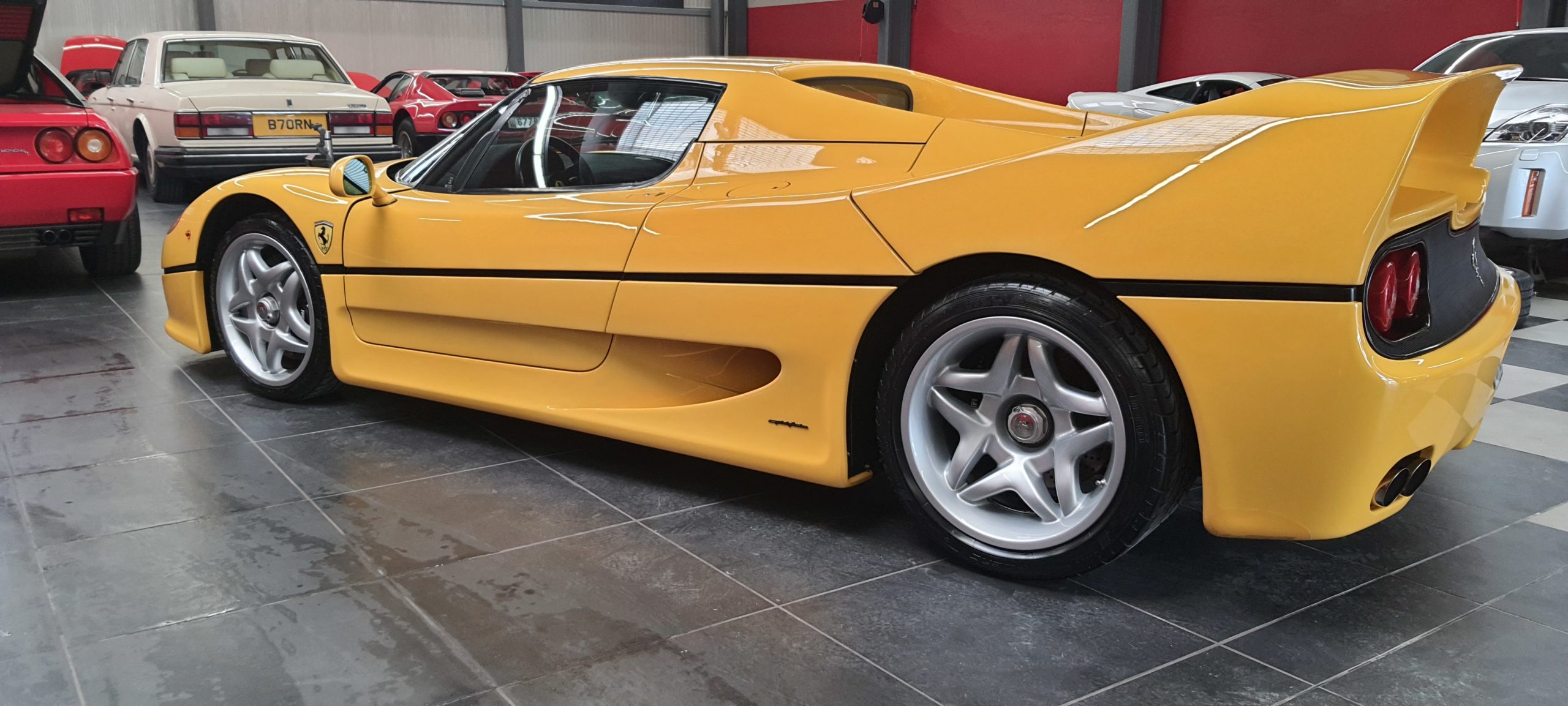 Nettoyage intérieur et extérieur, Polissage et Lustrage et pose d'un traitement carrosserie Wax-Guard Cartec Ferrari F50