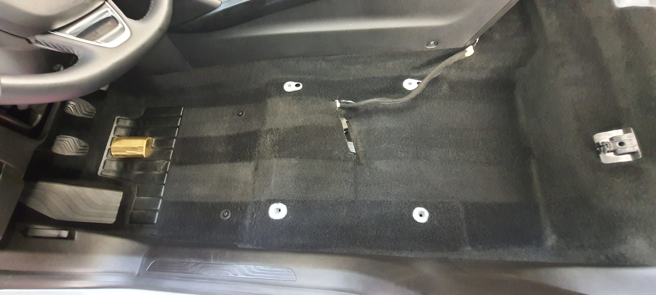 Nettoyage intérieur et extérieur avec formule Nettoyage des tissus/cuirs sur Renault Mégane avec dépose des sièges pour un nettoyage optimal avant restitution du véhicule chez Renault