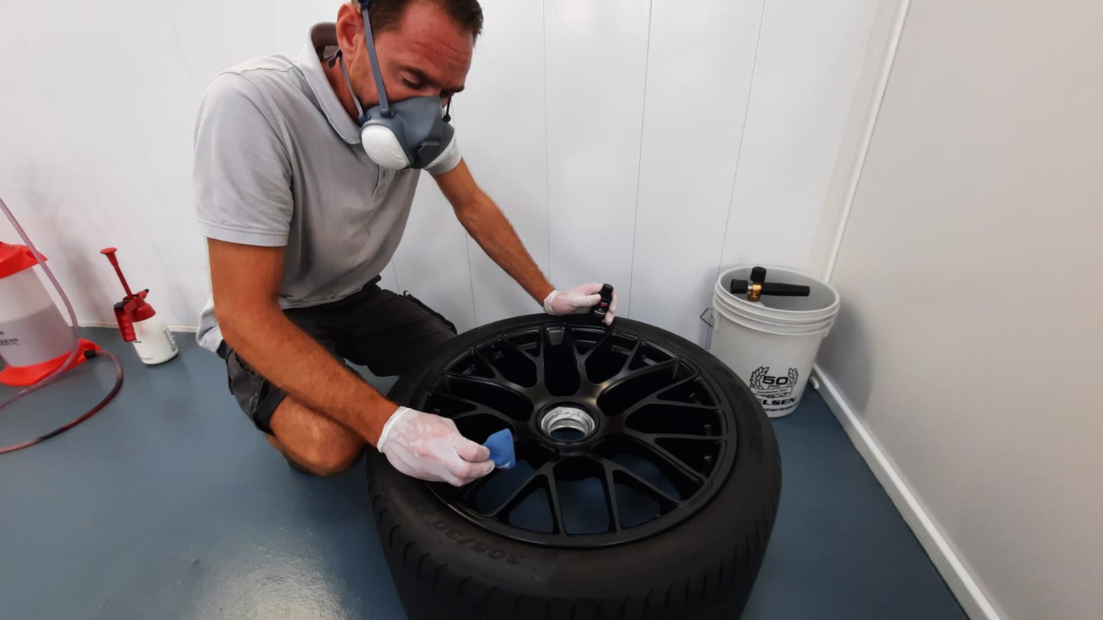 Après nettoyage des roues, pose du traitement Ceramic-Guard sur jantes Porsche 20P 911 Turbo Design, qui facilitera l'entretien de celles-ci