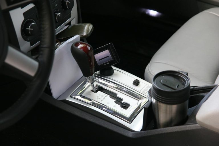 Comment nettoyer une tache de café sur un siège de voiture ?